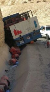 بالصور:انزلاق شاحنة لنقل قنينات الغاز في حادثة سير بأكادير وإليكم التفاصيل