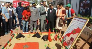 بالصور:مؤسسة بأكادير تؤثث كورنيش أكادير بمجسم للمسيرة الخضراء، وهذا الاخير ينال إعجاب الوالي العدوي