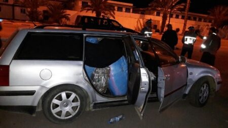عااجل بالصور:بعد مطادرة هوليودية جمارك أكادير تحجز سيارة محملة بكمية مهمة من الكيف و طابا