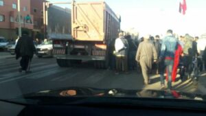 بالصور:شاحنة مجنونة باشتوكة كادت تحول شيخ عجوز إلى جحيم.