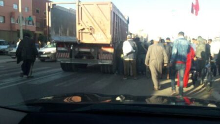 بالصور:شاحنة مجنونة باشتوكة كادت تحول شيخ عجوز إلى جحيم.