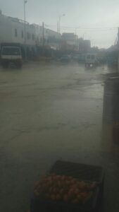 عاجل بالفيديو : أورير تتنفس تحت الماء وأصحاب المحلات التجارية يستغيثون!!!