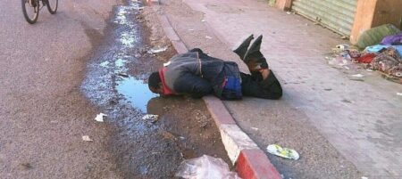 صورة متشرد من ايت ملول يشرب ماء”القوادس” تهز الفايسبوك صورة متشرد من ايت ملول يشرب ماء"القوادس" تهز الفايسبوك