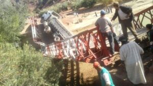 حادث غريب/ (+ فيديو): شاحنة تتسبب في انهيار قنطرة