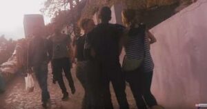 مغربي يمسك بفتيات أجنبيات. شاهد ردّة فعلهن.