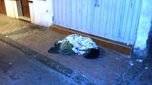 انزكان:هل من إلتفاتة إنسانية لسيدة تفترش الأرض وتلتحف السماء في هذا البرد القارس…..؟؟؟