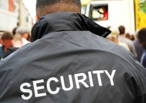 أكادير: حراس أمن خاص يحتجون بحمل الشارة الحمراء على نزيف الرواتب، ويعلنونها في وجه مسؤولهم: (متقيس خلصتي).