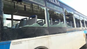 أكادير بالصور والفيديو:مجهولون وراء تكسير زجاج عدد من حافلات للنقل الحضري ” ألزا ” بجماعة التمسية