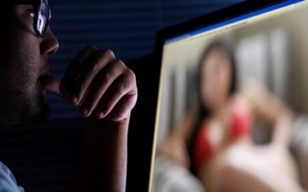 فيديو يفضح حارس مدرسة كان يمارس الجنس على تلميذة