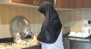 كويتية تكتشف بعد عام أن عاملتها المنزلية رجل