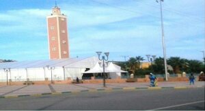 خيمة مهرجان تحاصر مسجدا  بطاطا وتزعج مرضى المستشفى الإقليمي