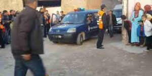 “سكران” يشرمل نفسه بسكين ويعتدي على المارة بحي المسيرة