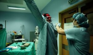 الحجز على عيادات أطباء تجميل بعد وفاة امرأة و”تشويه” طفل وإليكم التفاصيل