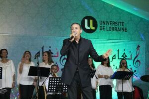 الفنان ” عبد العالي الغاوي” يغني ” صوت الحسن ينادي” بالجامعة الدولية لأكادير