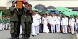 مثير بالصورة:دفن زعيم دولة بعد 30 عاما على وفاته