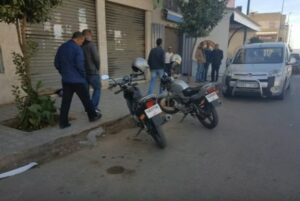 مختل عقلي يرمي أكثر من 12 مليون والأمن يتولى استرجاعها