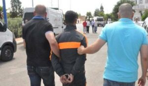 مثير:اعتقال مدرب رياضي نشر صوره عاريا وهو يحمل سلاحا أبيضا من الحجم الكبير