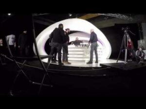 سياسي فرنسي يركل مواطنه على الهواء بعد أن شتم المسلمين الفرنسيين