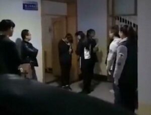 معلم يجبر الطلاب على صفع بعضهم بسبب التأخير