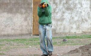 أكادير:مختل عقليا “يغرز طورونوفيس” في أنف أجنبي يقيم بأكادير ومطالب عاجلة بتوقيفه