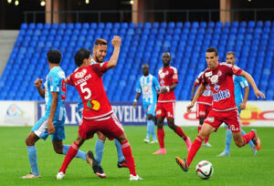 حسنية أكادير يجبر الوداد على التعادل ويمنح الصدارة للدفاع الحسني الجديدي