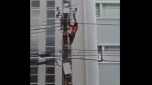 بغا يلعب مع الضو شوفو اش وقع ليه