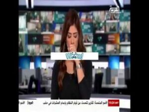 مذيعة العربية تتعرض لموقف محرج أثناء قراءة النشرة