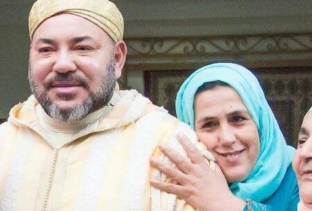 صورة "غير عادية" لسيدة مع الملك محمد السادس تشعل الفايسبوك