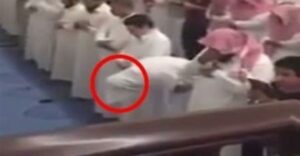 جن يتسبب في إسقاط رجل خلال الصلاة