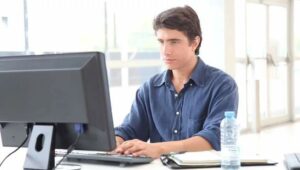 شرب الماء والسوائل أمام الحاسوب قد يسبب السرطان