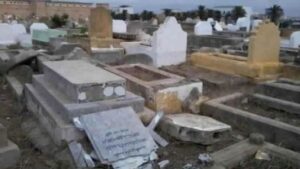 عصابة تخرب وتنبش القبور بسيدي إفني لاستعمال عظام الموتى في البحث عن الكنوز