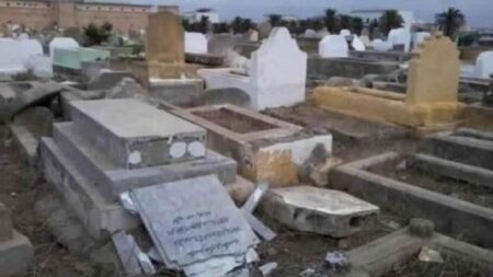عصابة تخرب وتنبش القبور بسيدي إفني لاستعمال عظام الموتى في البحث عن الكنوز