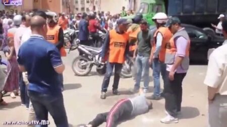 مواطن يشق رأس “مقدم” حي المسيرة بقضيب حديدي والأخير يرد عليه بطعنة بسكين نحو البطن وينتهي بهما الأمر معا إلى قسم العناية المركزة مواطن يشق رأس "مقدم" حي المسيرة بقضيب حديدي والأخير يرد عليه بطعنة بسكين نحو البطن وينتهي بهما الأمر معا إلى قسم العناية المركزة