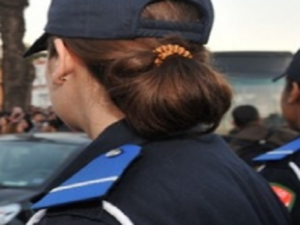 مثير:الكاميرا تفضح شرطية مرور دخلت إلى مرحاض محطة الوقود لقضاء الحاجة وسرقت مبلغا ماليا بطريقة مثيرة