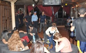 الأمن يداهم مقاهي الشيشة بالأحياء الشعبية بأكادير ويحجز 62 نرجيلة