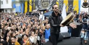 عثمان مولين يغني بمدرسته السابقة “HEM” تحت الأمطار والحضور الكثيف