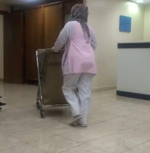 عاملة نظافة تفجير فصيحة شدود جنسي بين سبعيني و عشريني داخل غرفة فندق