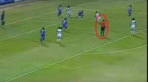 حكم يسجل هدفا تاريخيا في الدوري المصري!