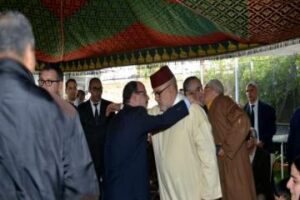 عناق حار بين الياس العماري و بنكيران في جنازة والدته