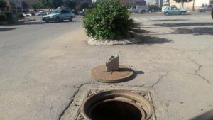 بالوعات مكشوفة تهدد حياة المارة وسط مدينة أيت ملول