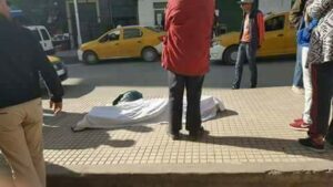 شخص يفارق الحياة بالشارع بسبب أزمة قلبية مفاجئة