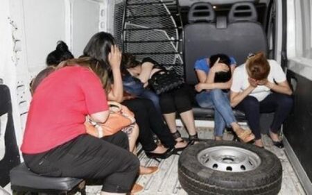 توقيف 13 شخصا يمارسون" الجنس الجماعي" بشقة للذعارة