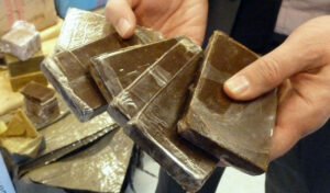 انفراد: عناصر الأمن تعتقل “بزناس” بحوزته كمية من مخدر “الحشيش” و”القرقوبي”