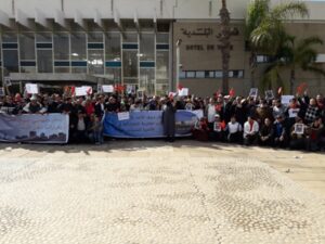 أكادير:وقفة احتجاجية حاشدة للتجار وأرباب المطاعم السياحية والبازارات بأكادير تندد بالقرار الجبائي الجديد وبدفتر التحملات المصادق عليه مؤخرا من طرف المجلس البلدي.