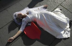 +فيديو:شاب يتسبب في “قربالة” في عرس بعد توزيعه صور للعروس وهي عارية