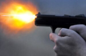 شرطي يستعمل سلاحه لتوقيف تاجر مخدرات متورط في السرقة والاختطاف والاحتجاز