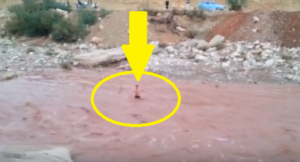 فيديو خطير : شاب من أكادير يغامر بحياته ويقطع بالسباحة واد تمراغت للوصول الى منزل أسرته