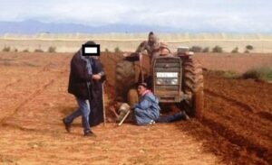 (+فيديو)اشتوكة:حكاية عبد الله الضعيفالذي اختار الإحتجاج ب”النوم” أمام “جرار” احتجاجا على تجْميد حكم قضائي عمره 6 سنوات