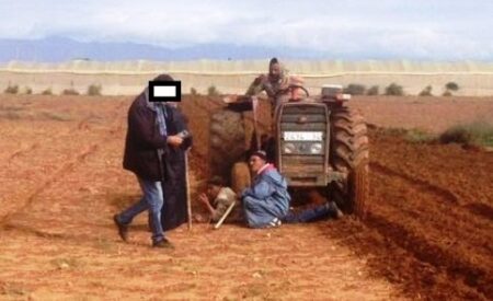 (+فيديو)اشتوكة:حكاية عبد الله الضعيفالذي اختار الإحتجاج ب"النوم" أمام "جرار" احتجاجا على تجْميد حكم قضائي عمره 6 سنوات