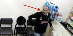 بالفيديو: لص خطير يسرق موادا وسط صيدلية بعد تهديد مالكها، ويلوذ بالفرار.